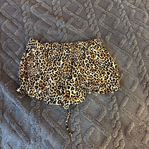 Women’s Forever 21 Leopard Print Shorts - Picture 2 of 3